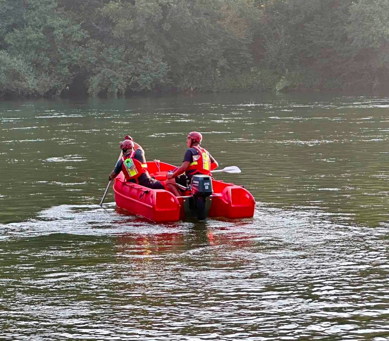 Prevrnuo se čamac u kojem je bilo 25 migranata, iz Drine isplivalo 18, traga se još za 7 ljudi (FOTO)