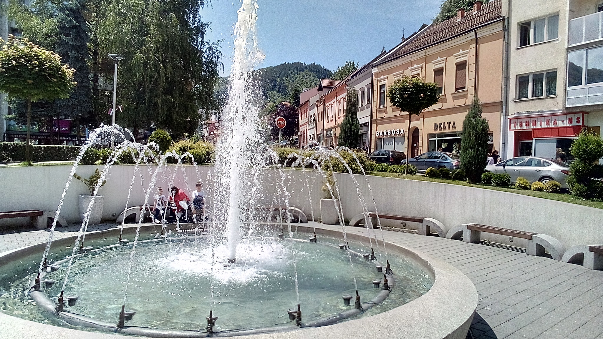 U ponoćnim satima vrištao pored fontane u centru Zvornika, policija ga morala uhapsiti