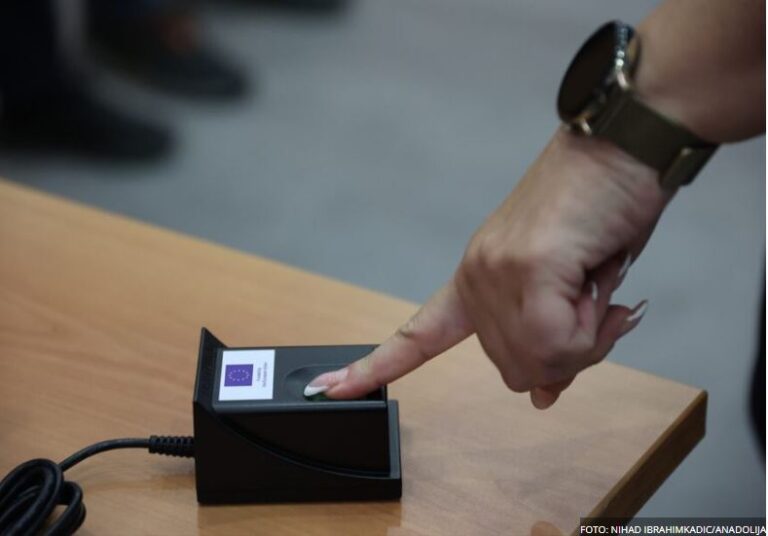 Procijenjena vrijednost nabavke iznosi 75,2 miliona KM bez PDV-a, odnosno oko 88 miliona KM sa PDV-om. Ugovor će, biti zaključen na period od četiri godine kroz međunarodni otvoreni postupak. Šta obuhvata nabavka? Prema tenderskoj dokumentaciji, nabavka obuhvata kompletan paket hardverskih, softverskih i logističkih rješenja potrebnih za primjenu novih izbornih tehnologija na oko 6.000 biračkih mjesta u BiH. Među najvažnijim komponentama nalaze se: Biometrijska identifikacija birača – 6.000 uređaja za biometrijsku identifikaciju – potrošni materijal za rad uređaja – softver za identitetski menadžment i licence – tehnička podrška za hardver i softver Skeniranje glasačkih listića – 6.000 skenera za glasačke listiće integrisanih u glasačke kutije – potrošni materijal i dodatna oprema (uključujući 6.000 vanjskih baterija), – specijalni papir i prilagođena proizvodnja glasačkih listića, – softverske licence i sistemi za upravljanje skeniranjem Prateće usluge i logistika – obuka trenera i izborne administracije – transport opreme do biračkih mjesta i povrat u skladište – isporuka, instalacija, održavanje i tehnička podrška tokom trajanja ugovora – nabavka softvera za upravljanje kompletnim izbornim procesom. Uslovi U tenderskoj dokumentaciji, koja obuhvata više od stotinu stranica, detaljno su navedeni uslovi koje ponuđači moraju ispuniti da bi uopće bili uzeti u razmatranje. CIK je postavio izuzetno visoke tehničke, finansijske i organizacione standarde, što je očekivano s obzirom na obim, vrijednost i osjetljivost projekta. Od ponuđača se, između ostalog, traži da dokažu da imaju prethodno iskustvo u realizaciji kompleksnih projekata ove vrste, posebno onih koji uključuju biometrijsku identifikaciju i izborna tehnološka rješenja. Na taj način Komisija nastoji osigurati da posao dobije kompanija koja može garantovati stabilnost sistema, pouzdanu isporuku i punu funkcionalnost tokom cijelog izbornog procesa. Pored tehničkih referenci, traži se i jasni dokazi finansijske stabilnosti ponuđača. U pitanju je višemilionski posao na nivou BiH, pa CIK insistira da se već u fazi prijave dostave finansijski izvještaji i potvrde koje pokazuju da ponuđač ima kapacitete iznijeti projekat do kraja. Očekuje se i da ponuđači prilože garancije koje pokrivaju ozbiljnost ponude i kasnije uredno izvršenje ugovora, što je standardna procedura kod velikih javnih nabavki, ali u ovom slučaju posebno naglašena zbog vrijednosti tendera i visokog stepena odgovornosti. U dokumentaciji je definisan i rok u kojem se ponude moraju dostaviti. CIK precizira da se kompletna dokumentacija predaje isključivo elektronskim putem, preko zvaničnog sistema javnih nabavki, i to do jasno naznačenog datuma i vremena nakon kojeg sistem automatski zaključava postupak. Otvaranje ponuda biće javno, uz prisustvo ovlaštenih predstavnika ponuđača, čime se obezbjeđuje transparentnost procesa od samog početka. Nakon otvaranja slijedi evaluacija, u kojoj će se, uz cijenu, posebno vrednovati tehnička rješenja, sigurnosni standardi i sposobnost ponuđača da obezbijedi podršku na terenu i u realnom vremenu. Podsjetimo, uvođenje novih izbornih tehnologija rezultat je izmjena Izbornog zakona BiH koje je nametnuo Kristijan Šmit. Te nove tehnologije podrazumijevaju biometrijsku identifikaciju birača i skeniranje glasačkih listića. Nakon toga, Šmit je nametnuo i odluke kojima se Centralnoj izbornoj komisiji BiH omogućava 112,5 miliona KM za uvođenje novih tehnologija. I pored toga što je ovaj novac već odobren i operativan, CIK još nije raspisao tender za nabavku novih tehnologija, a plan je bio da se to uradi još prije dvije sedmice. Kao problem sada se pojavio izgled samog glasačkog listića. Postojeći glasački listići su obimni i na njima se nalaze stotine kandidata iz različitih političkih partija. Nezavisne novine