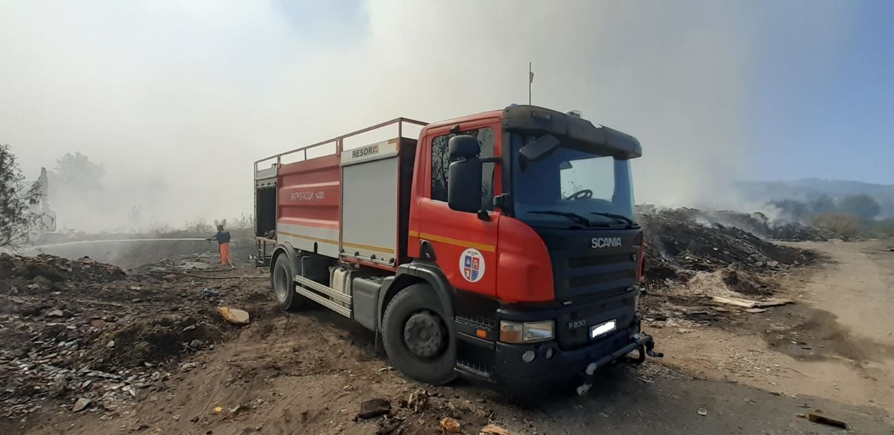 Dim nastavlja da se širi i ove noći sa deponije u Karakaju, vatrogasci i radnici komunalnog ulažu nadljudske napore (FOTO)