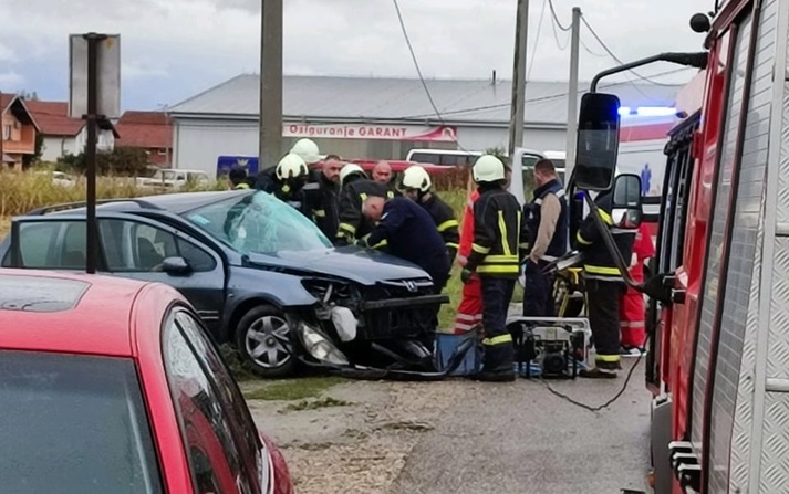 Teška saobraćajna nezgoda kod Bijeljine, vatrogasci sijekli automobil (FOTO)