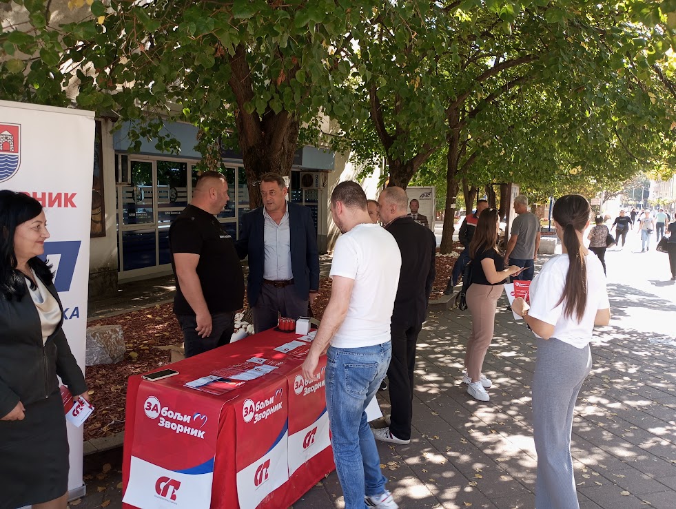 Socijalistička partija: Druženje kandidata sa građanima i simpatizerima u centru Zvornika (FOTO)