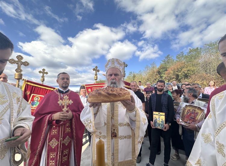 Mitropolit Fotije osveštao hram u Šepku (FOTO)