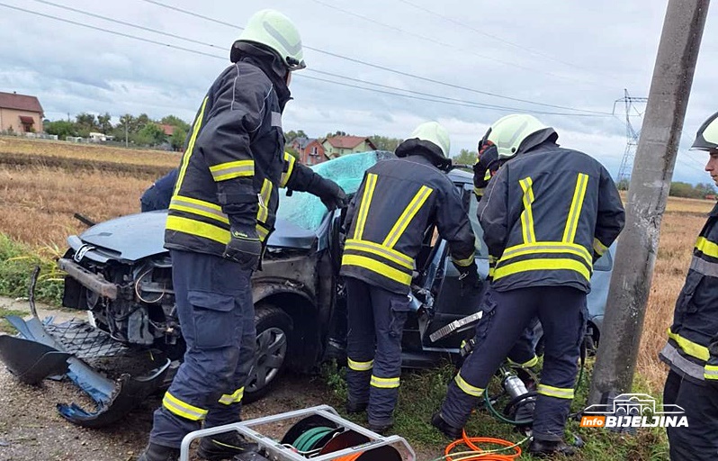 Teška saobraćajna nezgoda kod Bijeljine, vatrogasci sijekli automobil (FOTO)