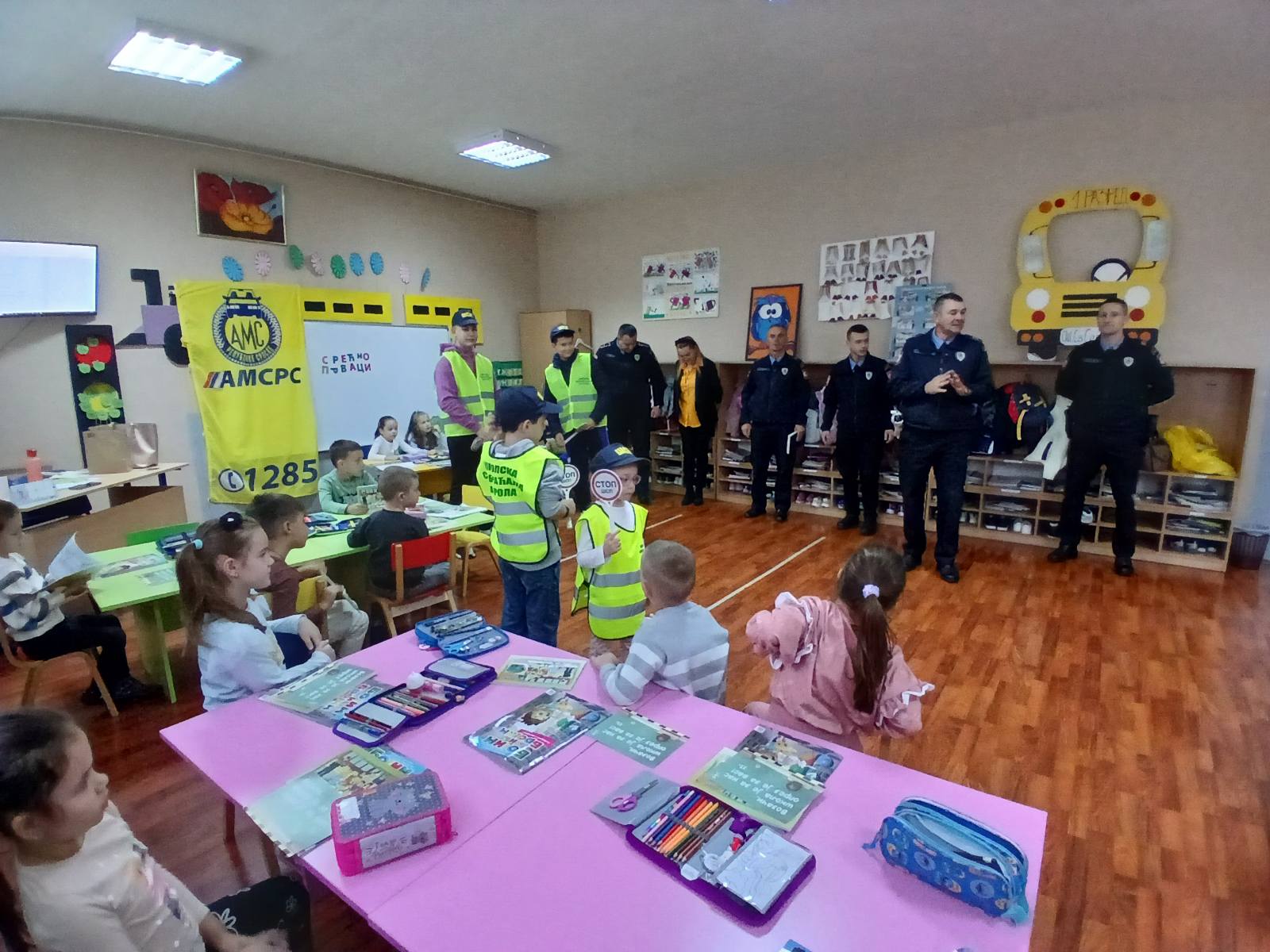 Policijski službenici u provođenju preventivno-edukativne aktivnosti „Vozači, škola je za nas, oprez je za vas“ (FOTO)