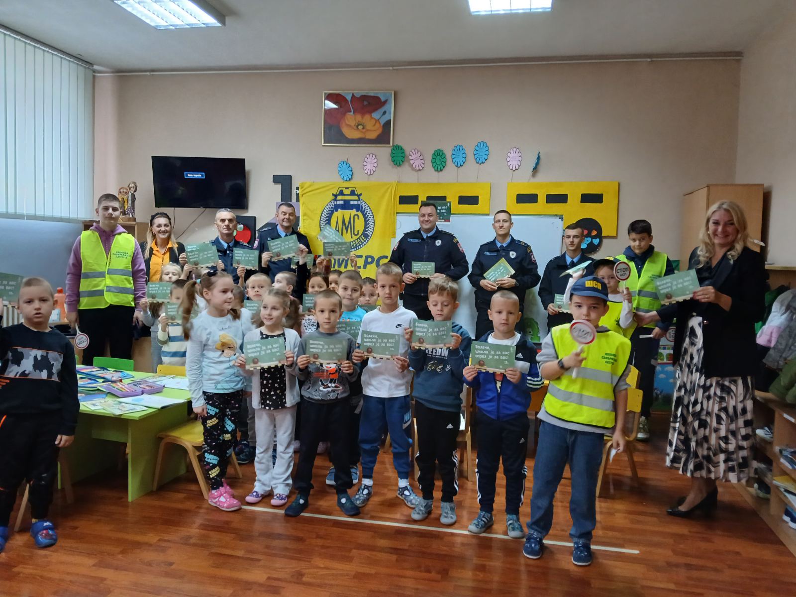 Policijski službenici u provođenju preventivno-edukativne aktivnosti „Vozači, škola je za nas, oprez je za vas“ (FOTO)