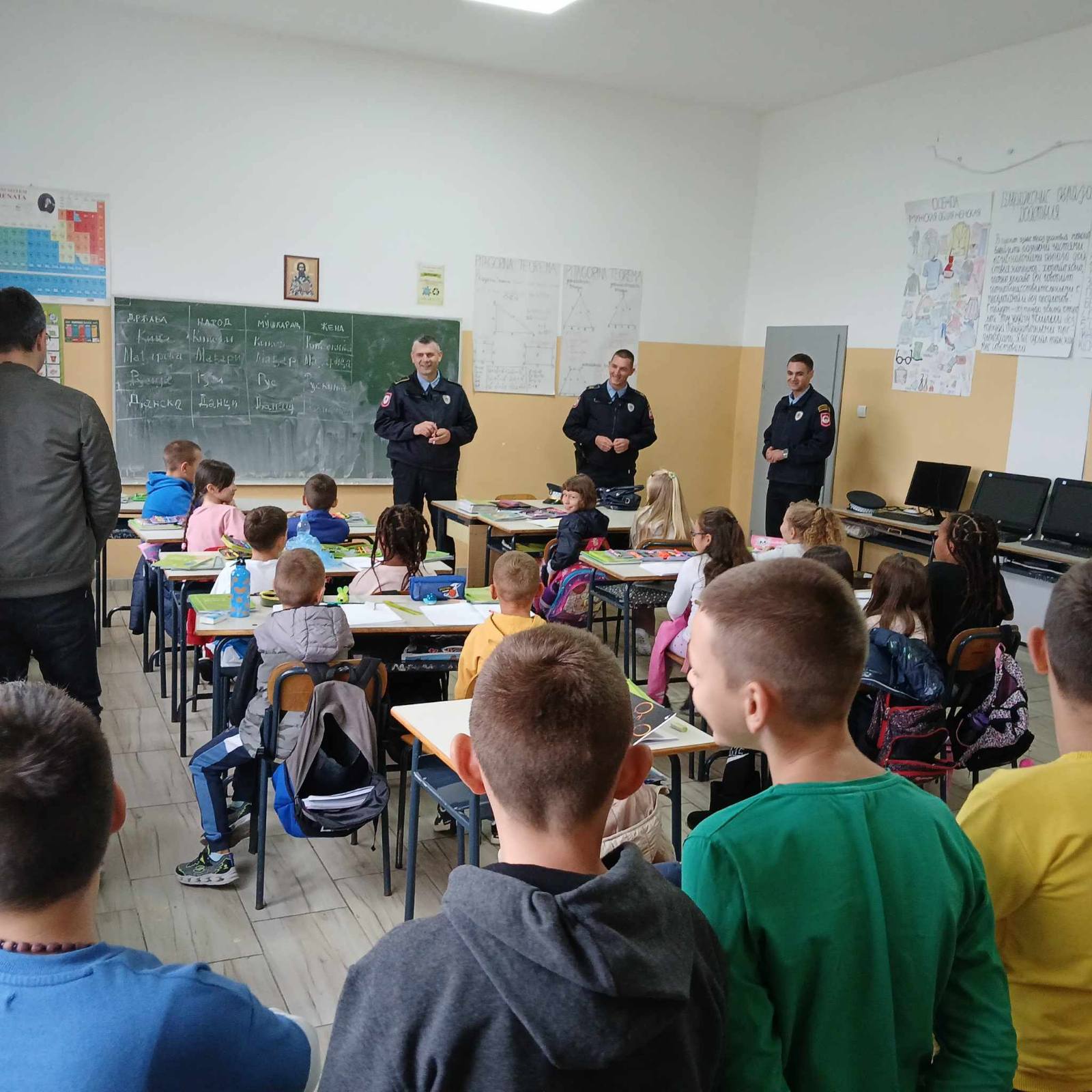 Policijska uprava Zvornik: Predavanja za osnovce o pravilima bezbjednog učestvovanja u saobraćaju (FOTO)