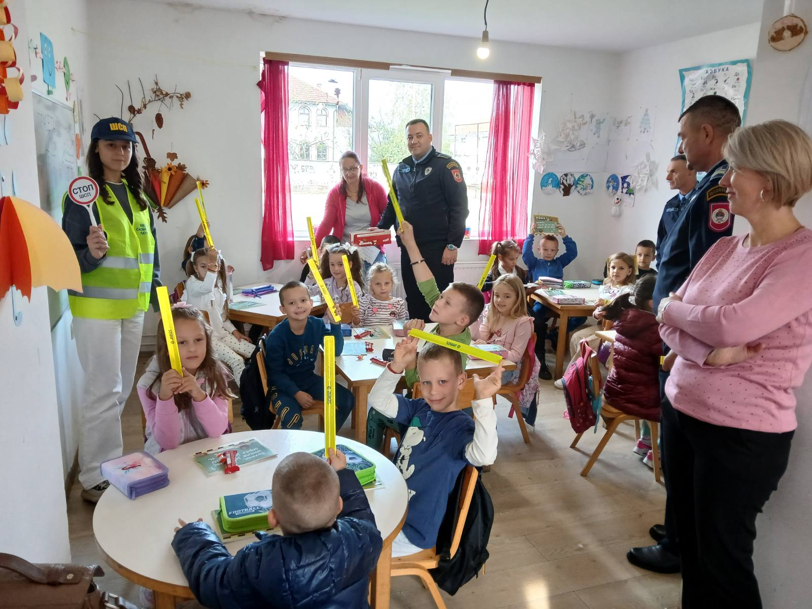 Policijski službenici u provođenju preventivno-edukativne aktivnosti „Vozači, škola je za nas, oprez je za vas“ (FOTO)