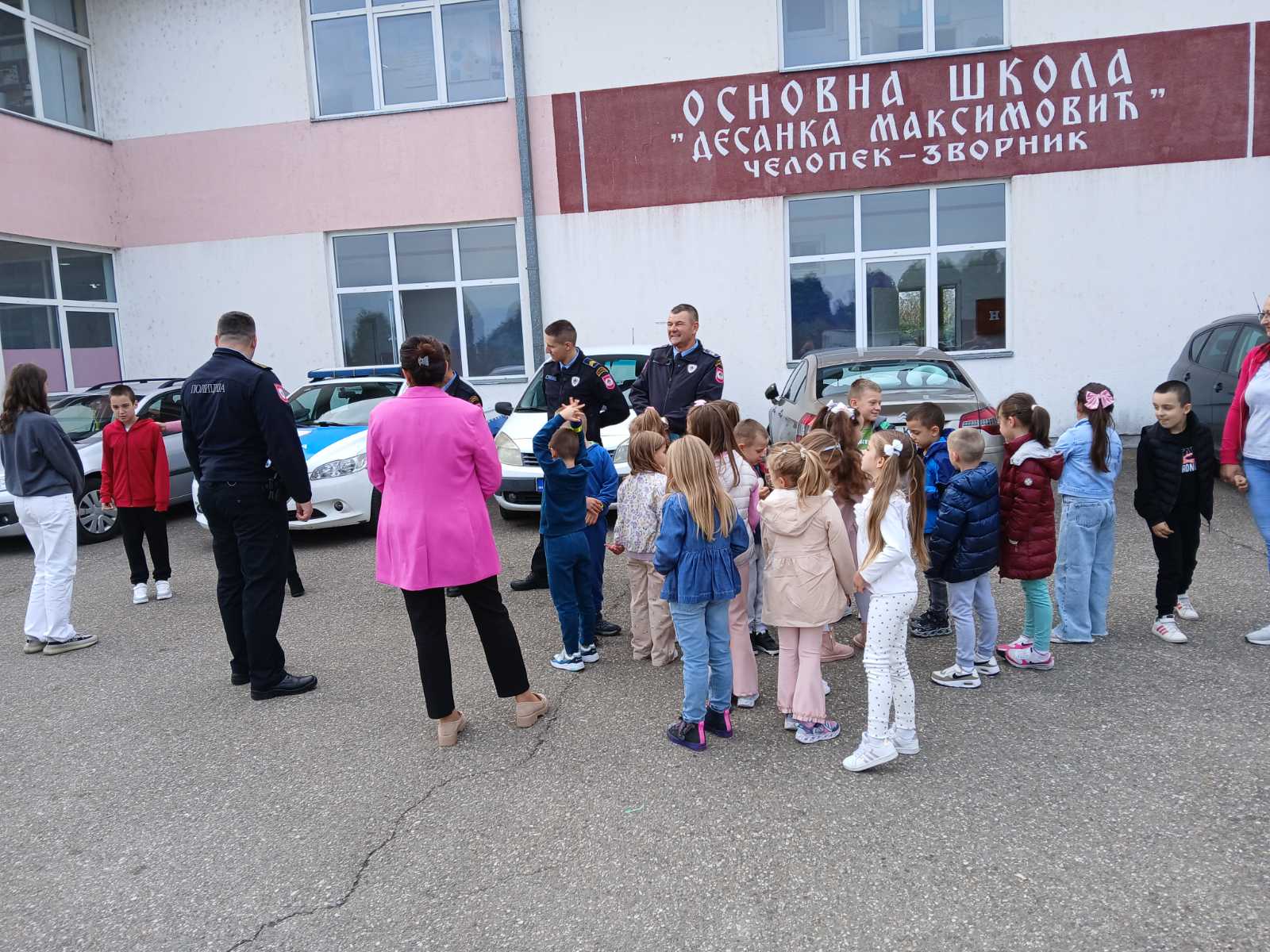 Policijski službenici u provođenju preventivno-edukativne aktivnosti „Vozači, škola je za nas, oprez je za vas“ (FOTO)