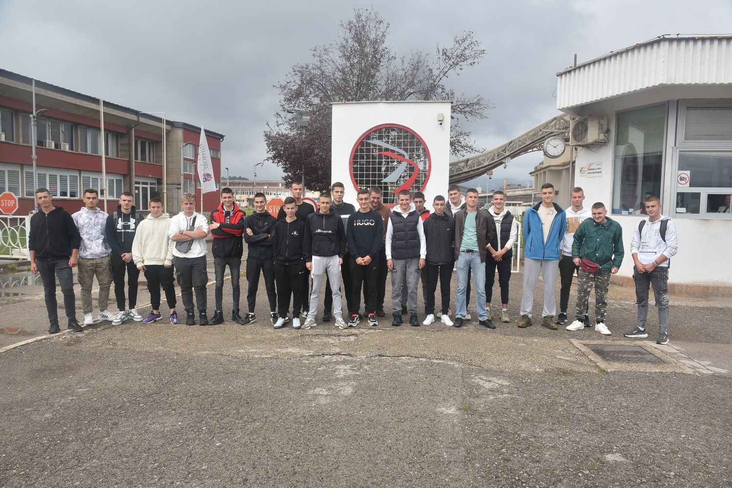 Učenici TŠC-a na praksi u fabričkim halama i pogonima kompanije ”Alumina” (FOTO)