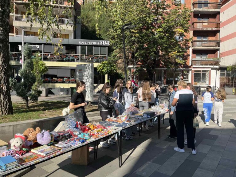 Učenici devetog razreda na „Bazaru podrške“ prikupili 5.150 KM (FOTO)