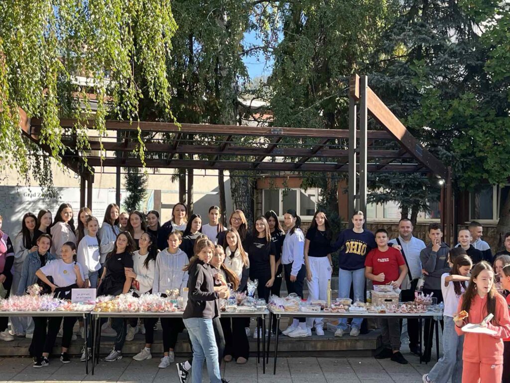 Učenici devetog razreda na „Bazaru podrške“ prikupili 5.150 KM (FOTO)