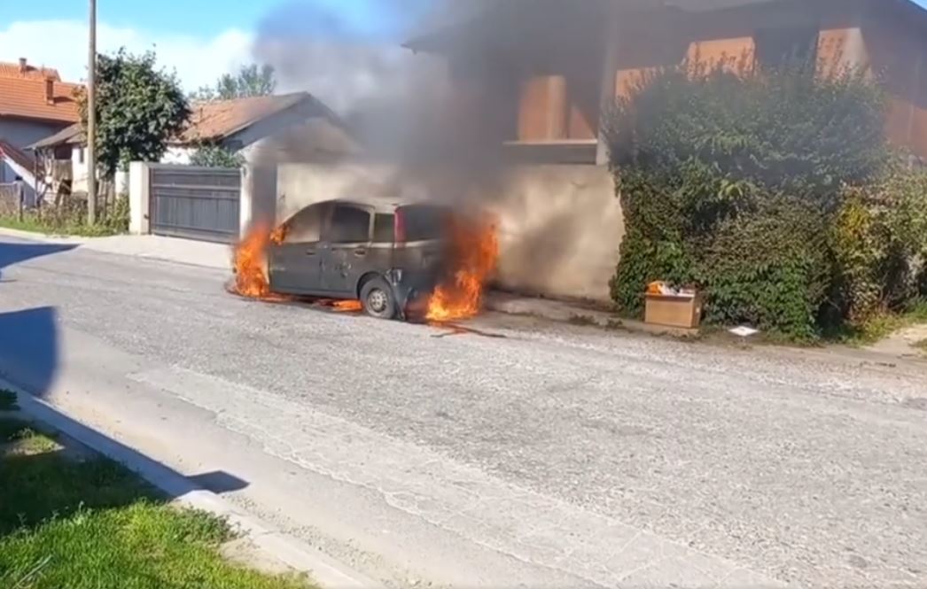 Automobil izgorio u centru Loznice (VIDEO)