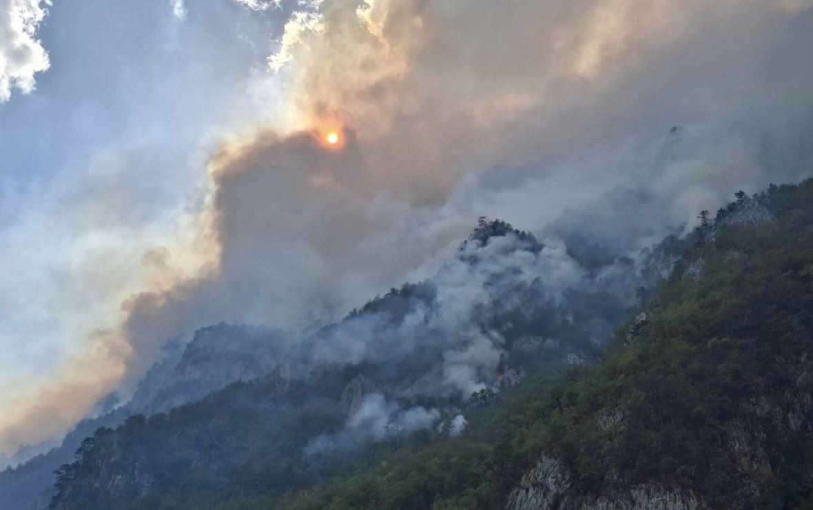 Požar u Nacionalnom parku "Drina" izmiče kontroli: 15 kilometara vatrene linije prijeti selima (FOTO+VIDEO)