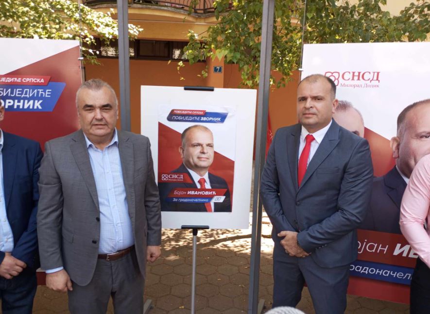 Zvornički SNSD-e započeo kampanju: Simboličnim lijepljenjem prvog plakata otvorena izborna kampanja u Zvorniku (FOTO)