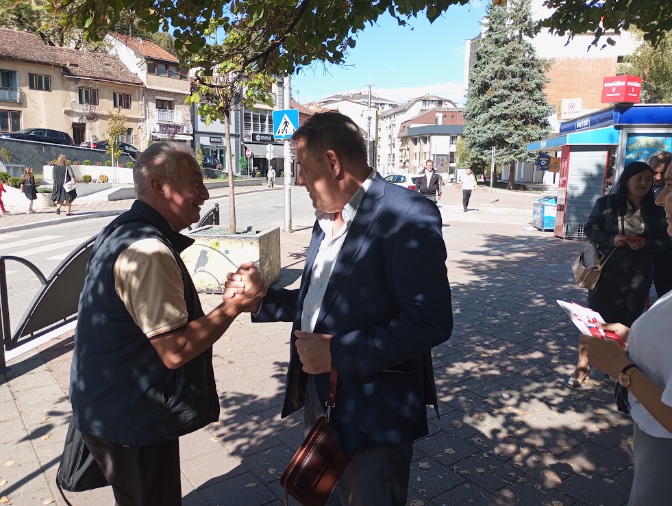 Socijalistička partija: Druženje kandidata sa građanima i simpatizerima u centru Zvornika (FOTO)