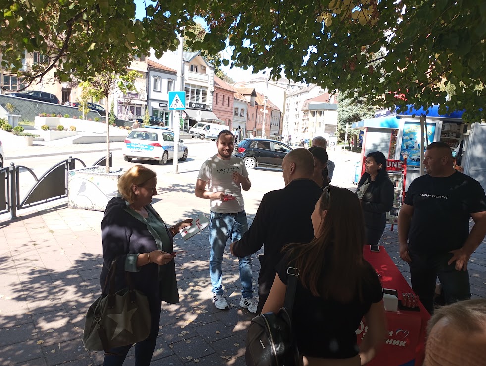 Socijalistička partija: Druženje kandidata sa građanima i simpatizerima u centru Zvornika (FOTO)