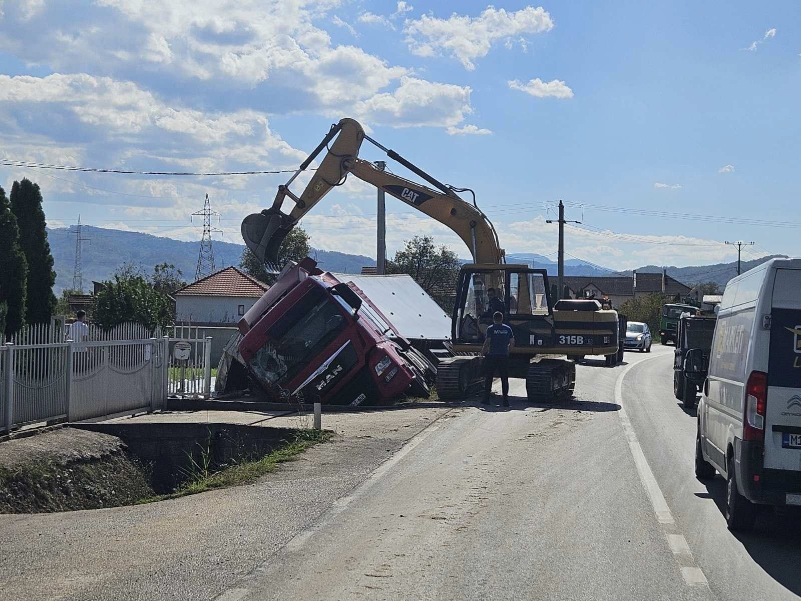 Poznato zdravstveno stanje vozača kamiona nakon slijetanja s kolovoza u Čelopeku prethodnog dana (FOTO
