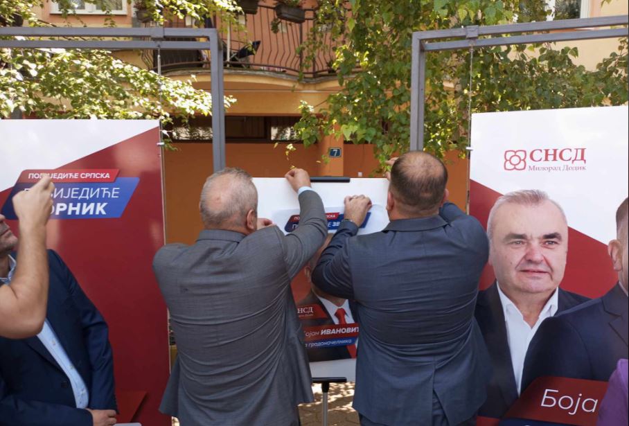 Zvornički SNSD-e započeo kampanju: Simboličnim lijepljenjem prvog plakata otvorena izborna kampanja u Zvorniku (FOTO)