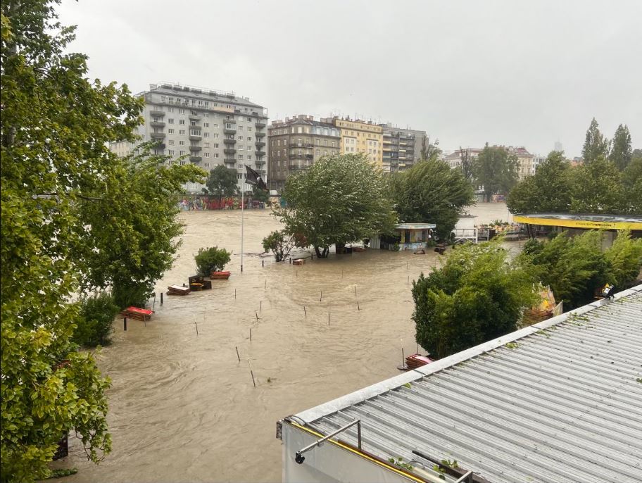 Velike poplave širom Evrope, ima i žrtava: Haotične scene iz Beča, Dunav se izlio i potopio ulice, ugrožene zgrade i kuće