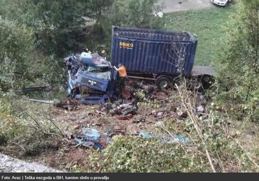Kamion sletio u provaliju kod Kladnja (FOTO)