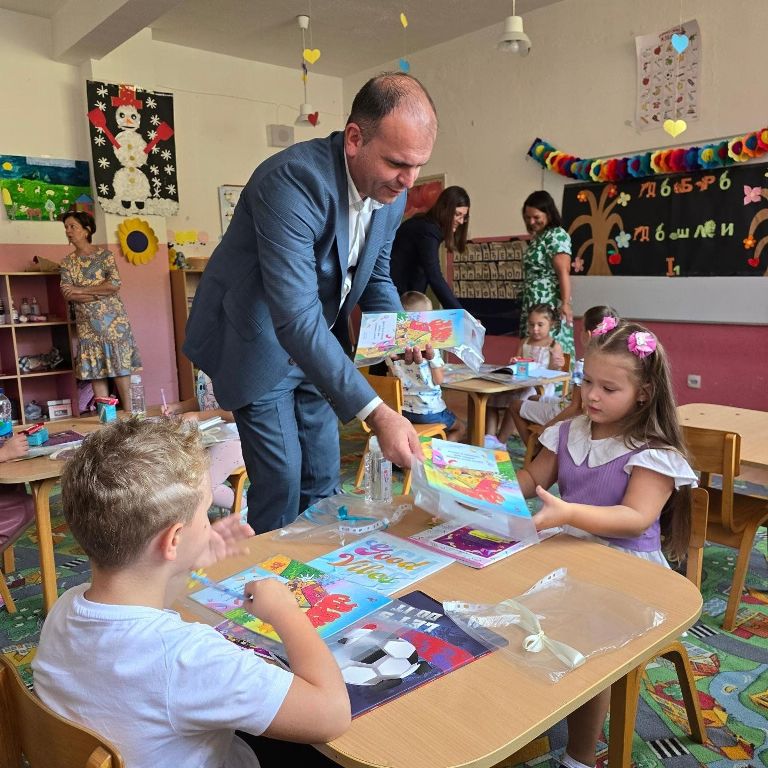 Gradonačelnik Ivanović obišao prvačiće u zvorničkm školama i uputio čestitku svim školarcima povodom početka školske godine