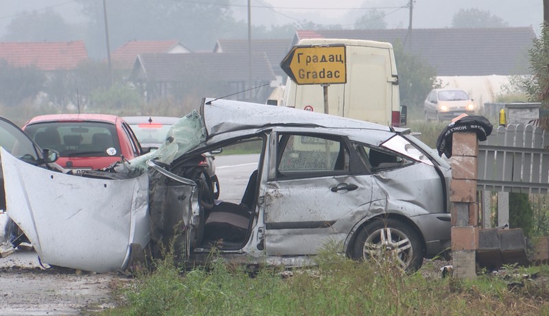 U nesreći kod Bijeljine poginuo muškarac: Čuo se jak prasak, ljudi odmah izašli iz kuća pored puta (FOTO)