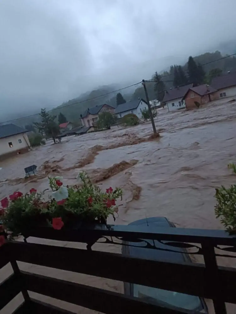 Poplave zahvatile Jablanicu, Konjic, Fojnicu, Kiseljak, ogromna materijalna šteta