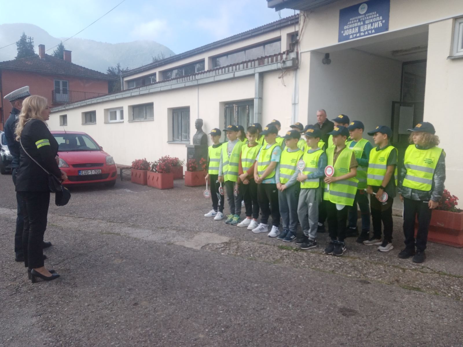 Na području Zvornika sprovedene aktivnosti sa školskim saobraćajnim patrolama (FOTO)