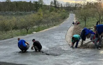 Mladi iz Jasenice grade put do Crkve Svete Petke Trnove (FOTO)