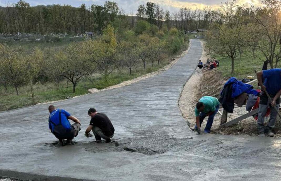 Mladi iz Jasenice grade put do Crkve Svete Petke Trnove (FOTO)