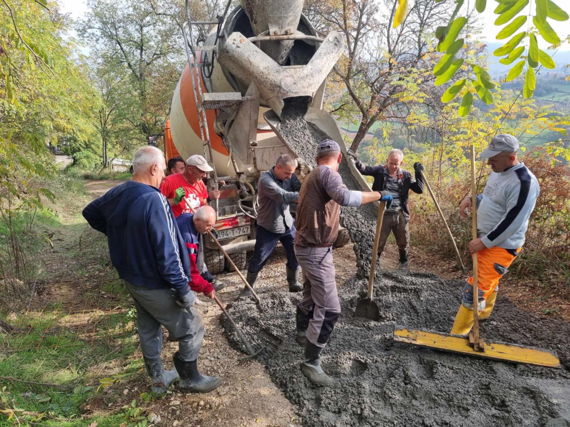 Akcija stanovnika naselja Seferovići rezultirala izgradnjom 110 metara betonskog puta kojim se spajaju mjesne zajednice Križevići i Hajvazi (FOTO)