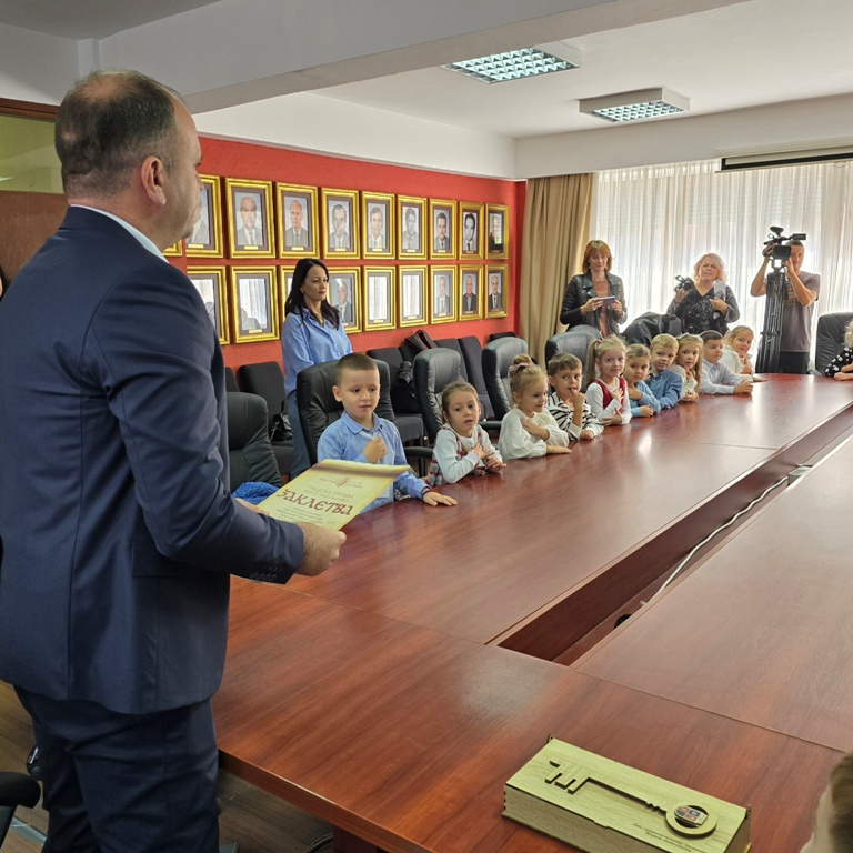 Nova ”mlada” vlast zvanično preuzela ključeve upravljanja grada Zvornika, Nenad Vukićević najavio prijem svih mališana u vrtić (FOTO)