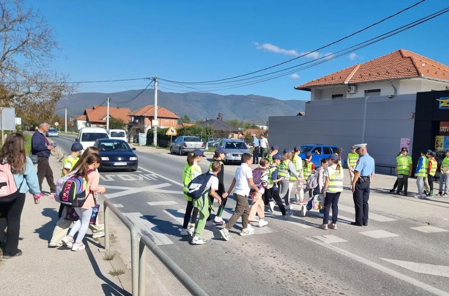 Na području Zvornika sprovedene aktivnosti sa školskim saobraćajnim patrolama (FOTO)