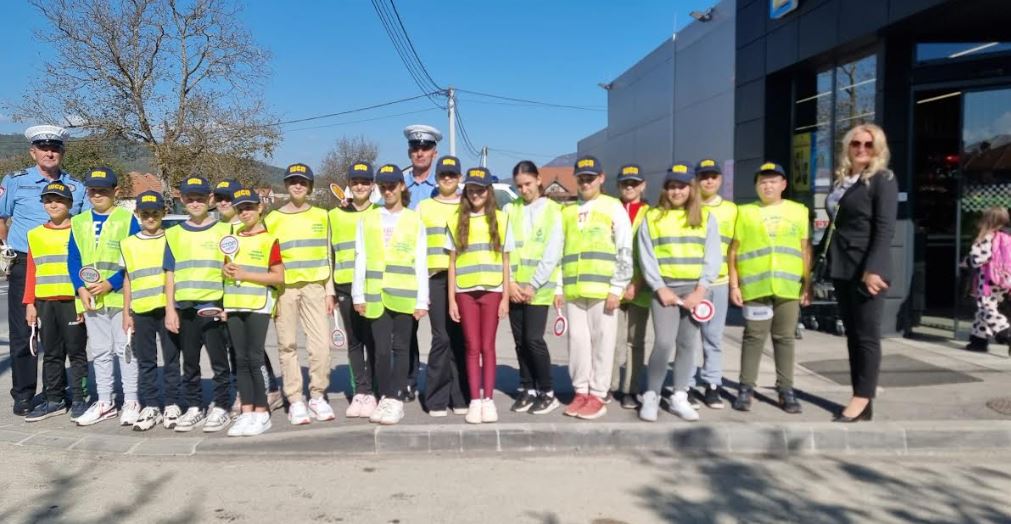 Na području Zvornika sprovedene aktivnosti sa školskim saobraćajnim patrolama (FOTO)