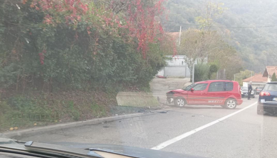 Dva lica povrijeđena, jednom vozaču napisan prekršajni nalog bilans je saobraćajne nezgode na Diviču prethodnog dana (FOTO)