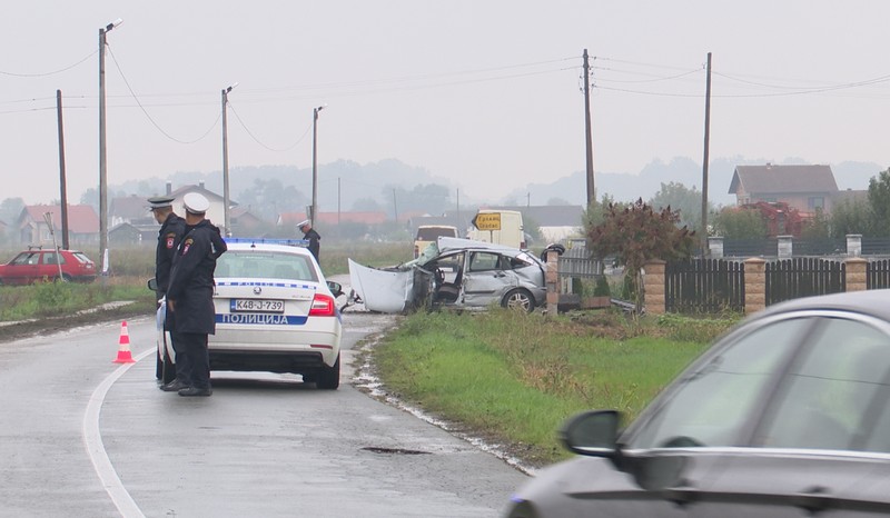 U nesreći kod Bijeljine poginuo muškarac: Čuo se jak prasak, ljudi odmah izašli iz kuća pored puta (FOTO)