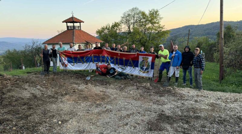 Mladi iz Jasenice grade put do Crkve Svete Petke Trnove (FOTO)