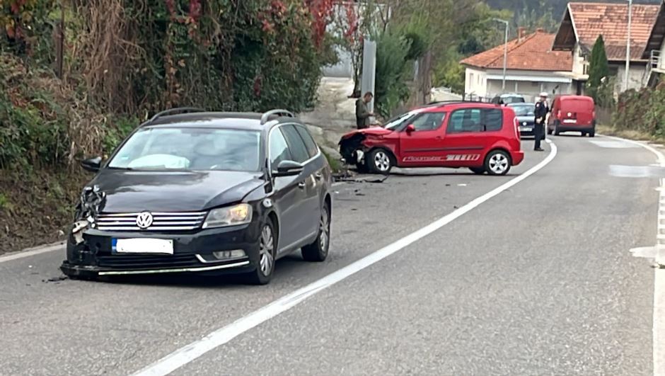 Dva lica povrijeđena, jednom vozaču napisan prekršajni nalog bilans je saobraćajne nezgode na Diviču prethodnog dana (FOTO)