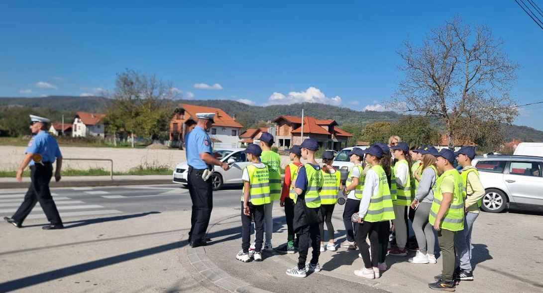 Na području Zvornika sprovedene aktivnosti sa školskim saobraćajnim patrolama (FOTO)