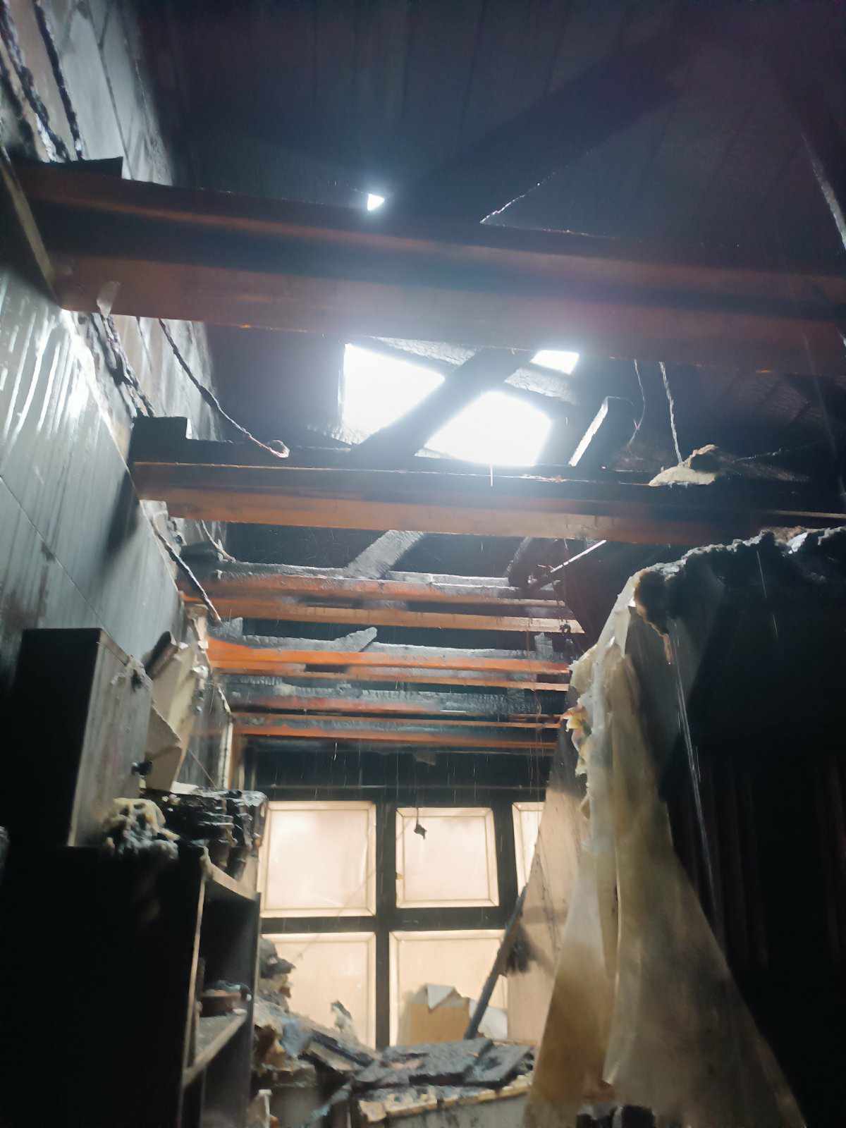 Ugašen požar na objektu pored benzinske pumpe u Kalesiji (FOTO)
