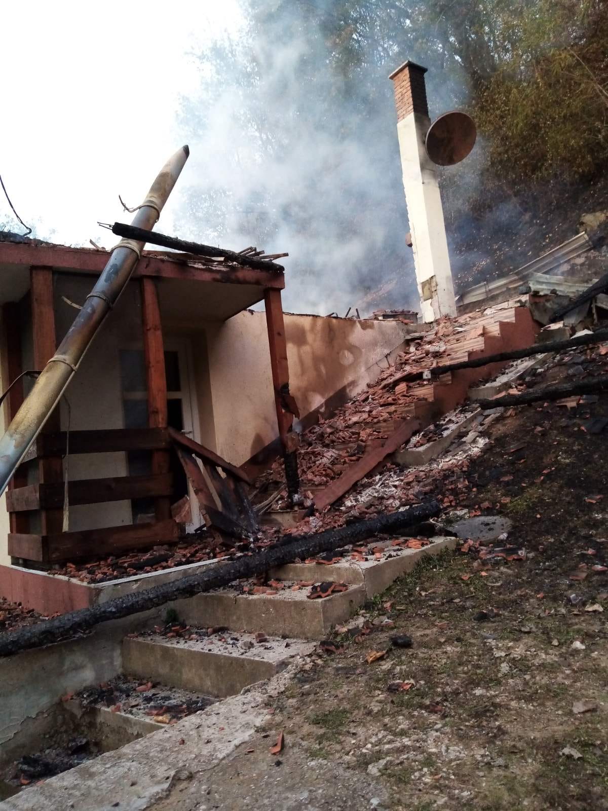 Vatra progutala porodični dom u bratunačkom naselju Pirići (FOTO)