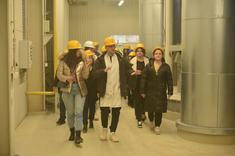Studenti Prirodno-matematičkog fakulteta iz Banjaluke u posjeti kompaniji ''Alumina'' (FOTO)