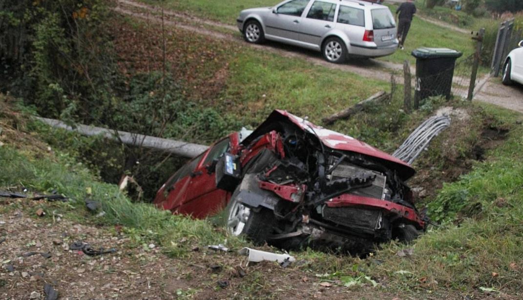 Jedna osoba zadobila povrede u smrskanom autombilu koji je sletio sa magistralnog puta Zvornik-Tuzla (FOTO)