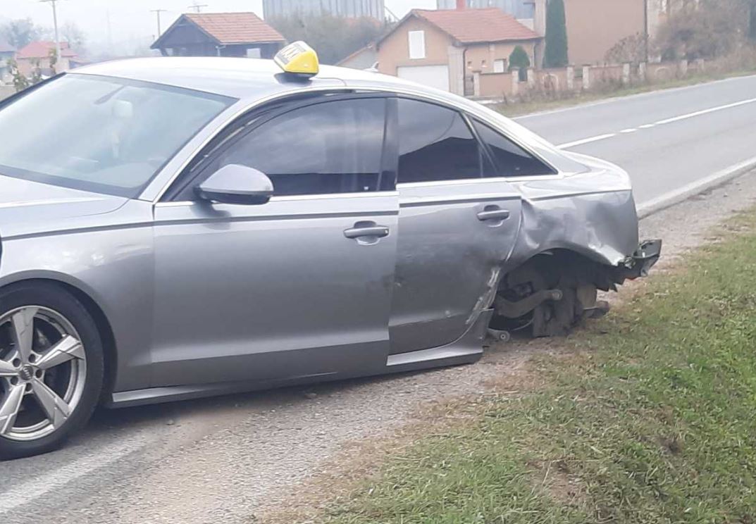 Sudar dva automobila na magistralnom put Zvornik-Bijeljina u mjestu Tršić (FOTO)