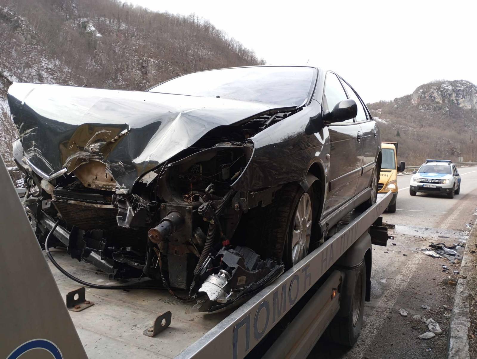 Strava u gornjem dijelu Podrinja, kamenje se odronilo na automobil u pokretu