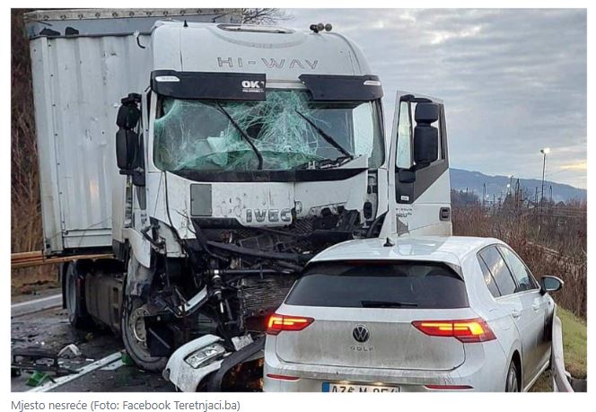 Velika saobraćajna nezgoda kod Žepča, u nezgodi učestvovali Zvorničani koji  su vozili dva kamiona (FOTO)