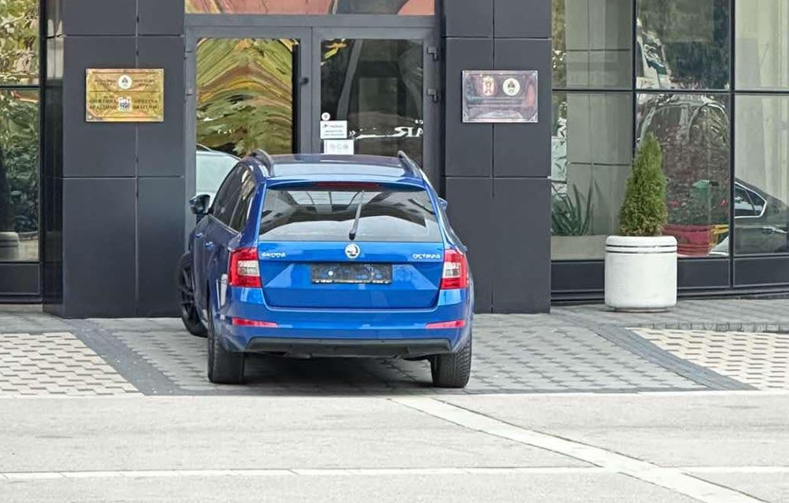 Neregistrovano vozilo parkirao ispred ulaza u opštinu, nakon čega je uhapšen od strane policije (FOTO)