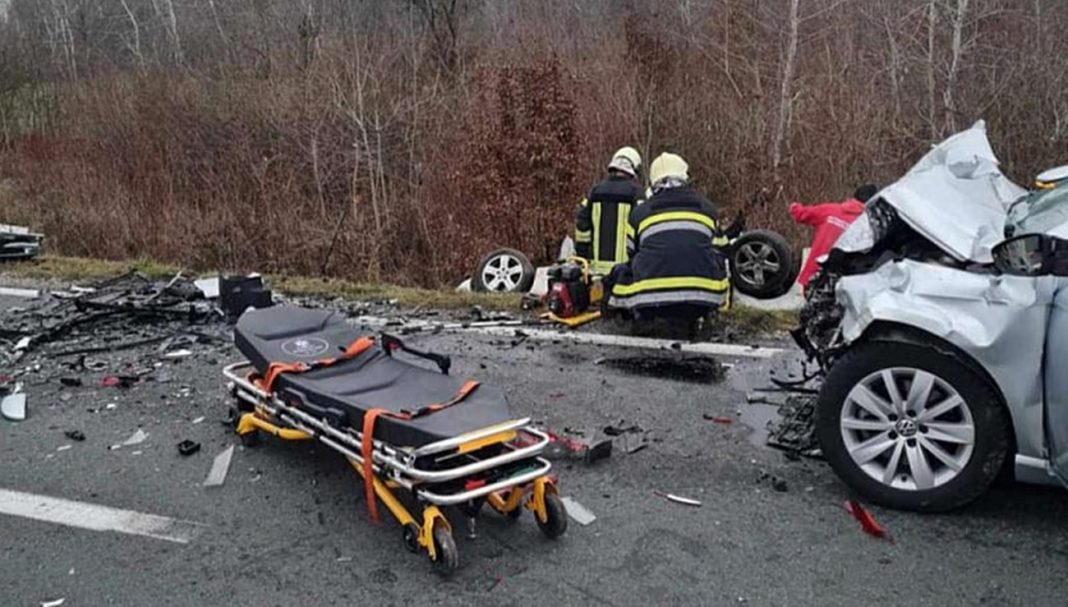 Tragedija kod Brčkog: U saobraćajnoj nesreći poginuli dva brata i sestra (FOTO)