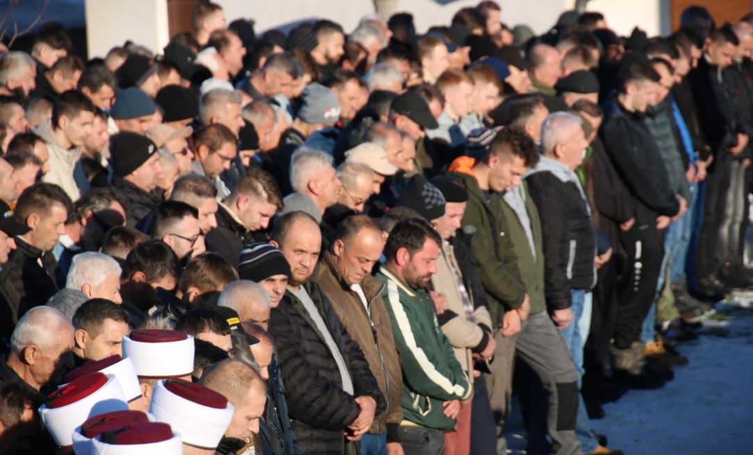 Klanjana dženaza tragično stradaloj porodici Čeliković u Teočaku (FOTO)